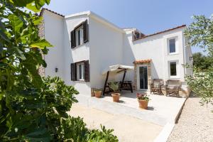 - Vistas al exterior de una casa con patio en Villa Mellifera, en Grohote