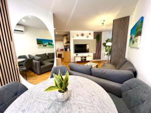 ein Wohnzimmer mit einer Couch und einem Tisch in der Unterkunft Apartamento Centro Torremolinos in Torremolinos