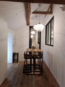 a dining room with a table and chairs at Cap sur la mer - casa Paoli in Brando