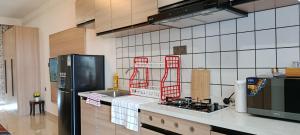 een keuken met een fornuis en een koelkast bij Cozy Ruaka Retreat in Ruaka