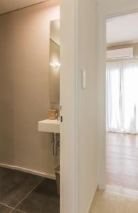 雅典的住宿－ABA公寓2號，一间带水槽和镜子的浴室