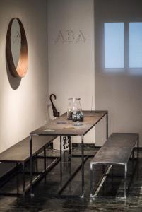 雅典的住宿－ABA公寓2號，一张桌子和两张长椅