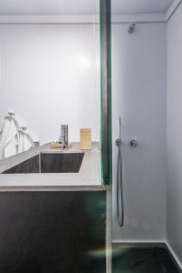 雅典的住宿－ABA公寓2號，一间带水槽和淋浴的浴室