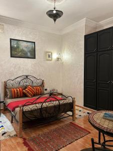 Un dormitorio con una cama con almohadas rojas. en Dar Daroune, en Marrakech