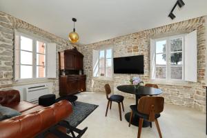 ein Wohnzimmer mit Sofa und Tisch in der Unterkunft Sidra Heritage in Zadar