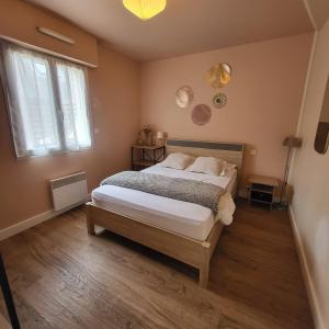 Ένα ή περισσότερα κρεβάτια σε δωμάτιο στο La Pause Bretonne