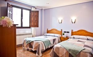 a bedroom with two beds and a window at VILLA PAQUITA Anero in Anero