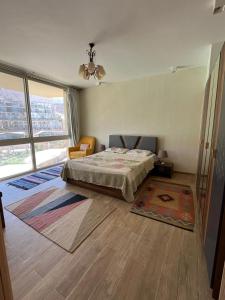 Postel nebo postele na pokoji v ubytování Chalet in il monte galala for a relaxing vacation