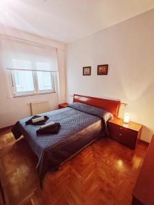 une chambre avec un lit et une grande fenêtre dans l'établissement Apartamento Rosalía de Castro Ribadeo, à Ribadeo