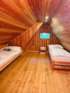 Ένα ή περισσότερα κρεβάτια σε δωμάτιο στο Chalupa SKI Jezersko