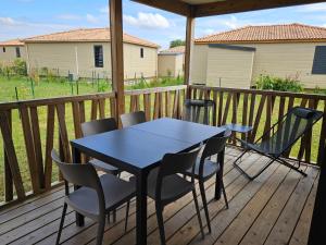 Μπαλκόνι ή βεράντα στο Agréable cottage pour 5 personnes dans un parc résidentiel pour des vacances reposantes en famille