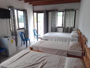 Oceans Hostal 객실 침대