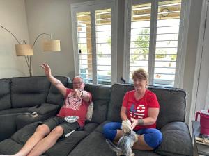 um homem e uma mulher sentados num sofá com um cão em count classiq em Pretoria