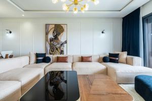 una sala de estar con un sofá y una mesa en High-End Apartment, Serenity & Stunning Pool, en Tamaris