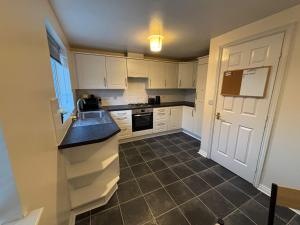 Η κουζίνα ή μικρή κουζίνα στο EC Prime Home - Wigan, UK +15 φωτογραφίες