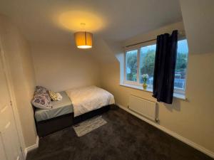 Ένα ή περισσότερα κρεβάτια σε δωμάτιο στο EC Prime Home - Wigan, UK