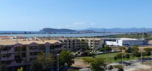 Quartu Sant'ElenaにあるSea View Apartmentの水の景色を望むアパートメントビル