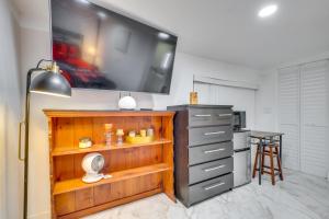 Habitación con tocador y TV en la pared. en 3 Mi to Beach Hollywood Studio with Yard!, en Hollywood