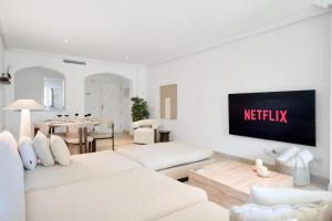 Ένα ή περισσότερα κρεβάτια σε δωμάτιο στο Arqueros Luxury Apartment - Private Garden & Pool