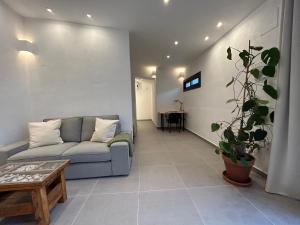 una sala de estar con un sofá y una mesa en Smart Apartments Facinas, en Facinas