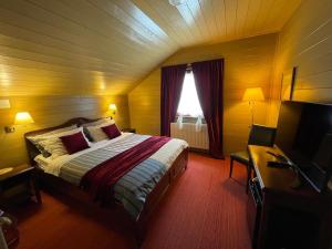马考巴尔贾Boutique B&B Japodi的一间卧室，配有一张床、一张书桌和一扇窗户 更多37张照片