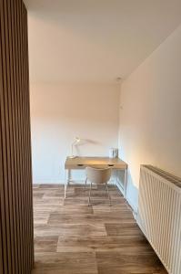 a desk in a room with a chair at Zentral, stilvoll, für 4 Personen, familienfreundlich in Emmerich