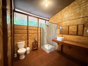 Passiflora Lodge Tambopata في بويرتو مالدونادو: حمام مع مرحاض ودش زجاجي +96 صورة
