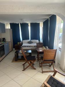 ヤドラノボにあるApartments Mare Jadranovoのベッドとテーブルと椅子のあるリビングルーム