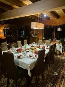 Boutique B&B Japodi餐厅或其他用餐的地方