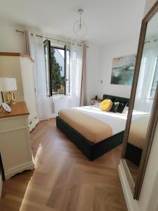 Demeures & Châteaux - Hôtel de la porte Saint-Malo - DINAN客房内的一张或多张床位