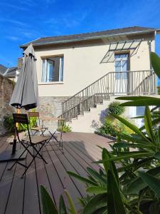 Demeures & Châteaux - Hôtel de la porte Saint-Malo - DINAN的阳台或露台