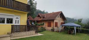 Bangunan di mana terletaknya rumah tamu ini