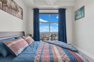 Postel nebo postele na pokoji v ubytování Family Modern 2BR Condo with City View, DT, Balcony, Free Parking & In-Suite Laundry!