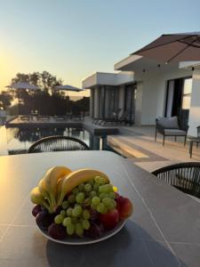 un plato de fruta sobre una mesa en Sunny&calmhouse, en Bar