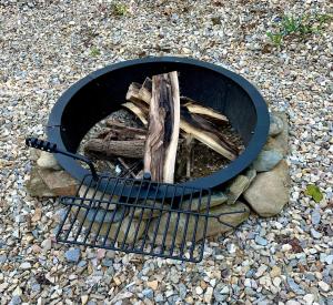 eine Feuerstelle mit einem Stapel Holz in der Unterkunft The Dapper Duck Log Cabin in Cosby
