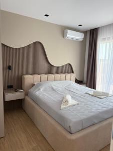 Un dormitorio con una cama con un sombrero encima. en Sunny&calmhouse, en Bar 7 fotos más