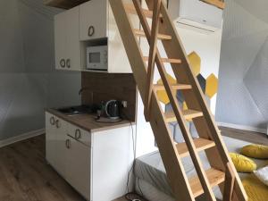 Glamping Dolina的厨房或小厨房