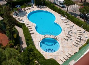 Bazén v ubytování Grand Hotel Gallia nebo v jeho okolí