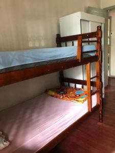 Un par de literas en una habitación en Pensão da Su, en Caxias do Sul 18 fotos más