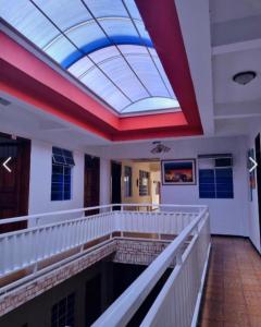 une grande pièce avec un puits de lumière dans un bâtiment dans l'établissement Hotel Selecta, à Villavicencio