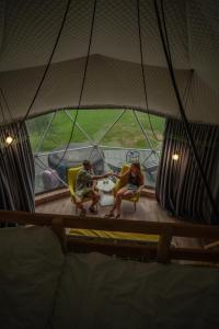 Glamping Dolina的休息区