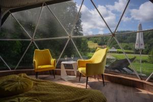 Glamping Dolina的休息区