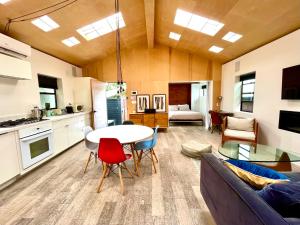 Η κουζίνα ή μικρή κουζίνα στο Venice Beach Bungalow by ArtSpace Locations