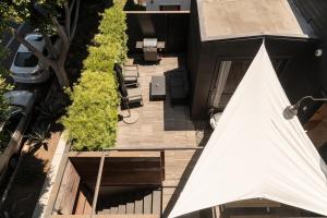 an overhead view of a patio with a white umbrella at Private Venice Beach Luxury Bungalow, Outdoor Tub, Steps To Ocean & Abbot Kinney in Los Angeles