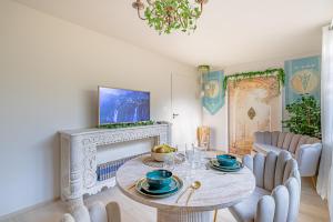 a dining room with a table and chairs and a fireplace at Ellendor - Spa privatif haut de gamme, luxe, ciel étoilé & expérience Seigneur des Anneaux in Évreux