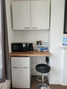 a small table with a stool in a kitchen at Oxford Exclusive Room Art in Oxford +6 photos