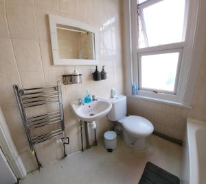 a bathroom with a sink and a toilet and a mirror at Oxford Exclusive Room Art in Oxford