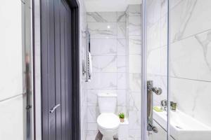 A bathroom at Forest Fields Studios Nottingham