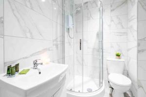 A bathroom at Forest Fields Studios Nottingham