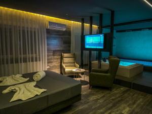 a hotel room with a bed and a television at Motel Paris - Fushë Kosovë in Vragolija